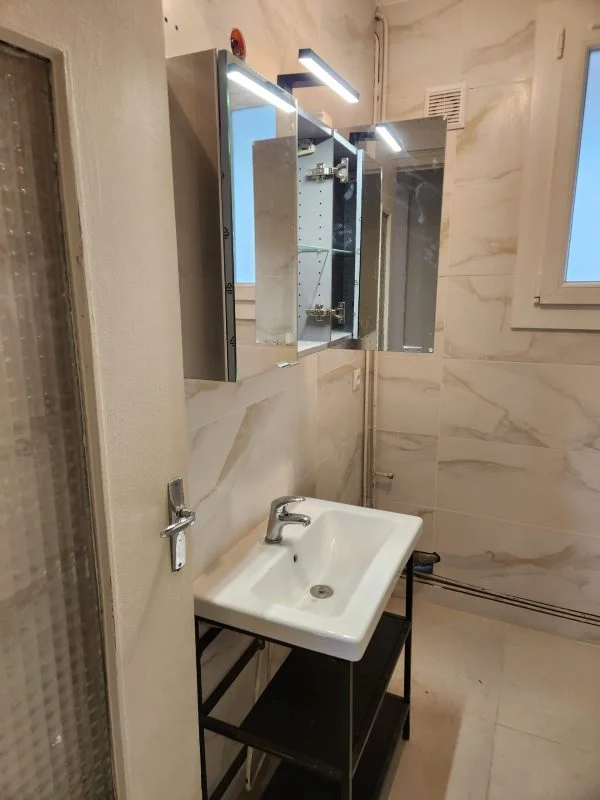 Choix d’un meuble vasque et d’un miroir LED lors d’une rénovation de salle de bain à Montpellier