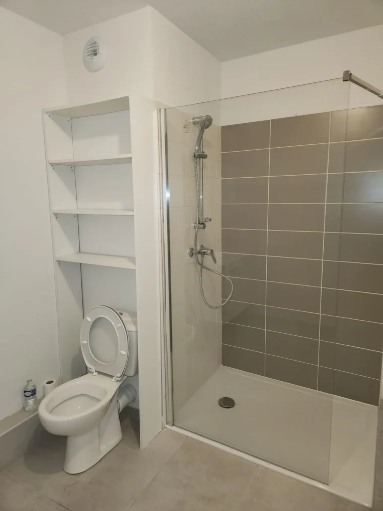 Installation de douche lors d’une rénovation de salle de bain à Montpellier