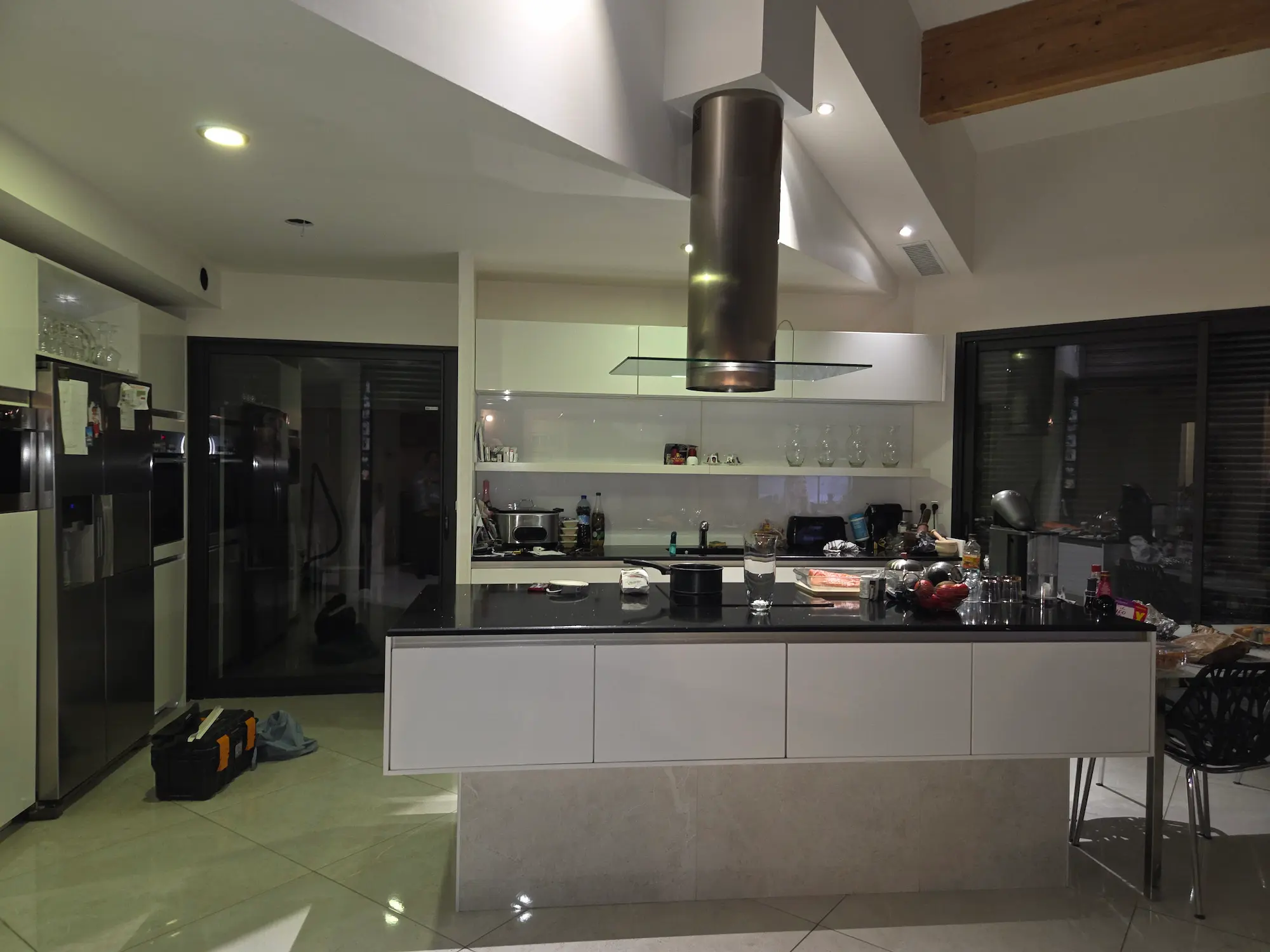 Cuisiniste Montpellier – grande cuisine avec îlot central et hotte cylindrique inox