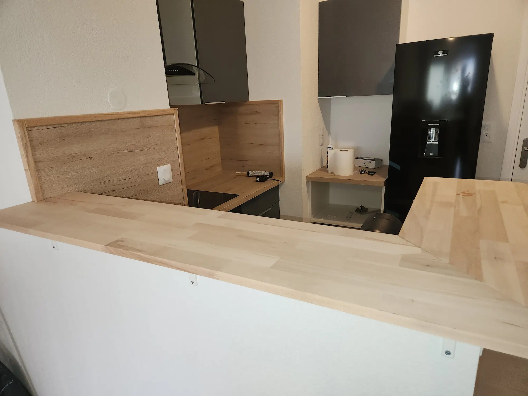 Cuisiniste Montpellier – pose cuisine sur mesure bar bois et meubles gris