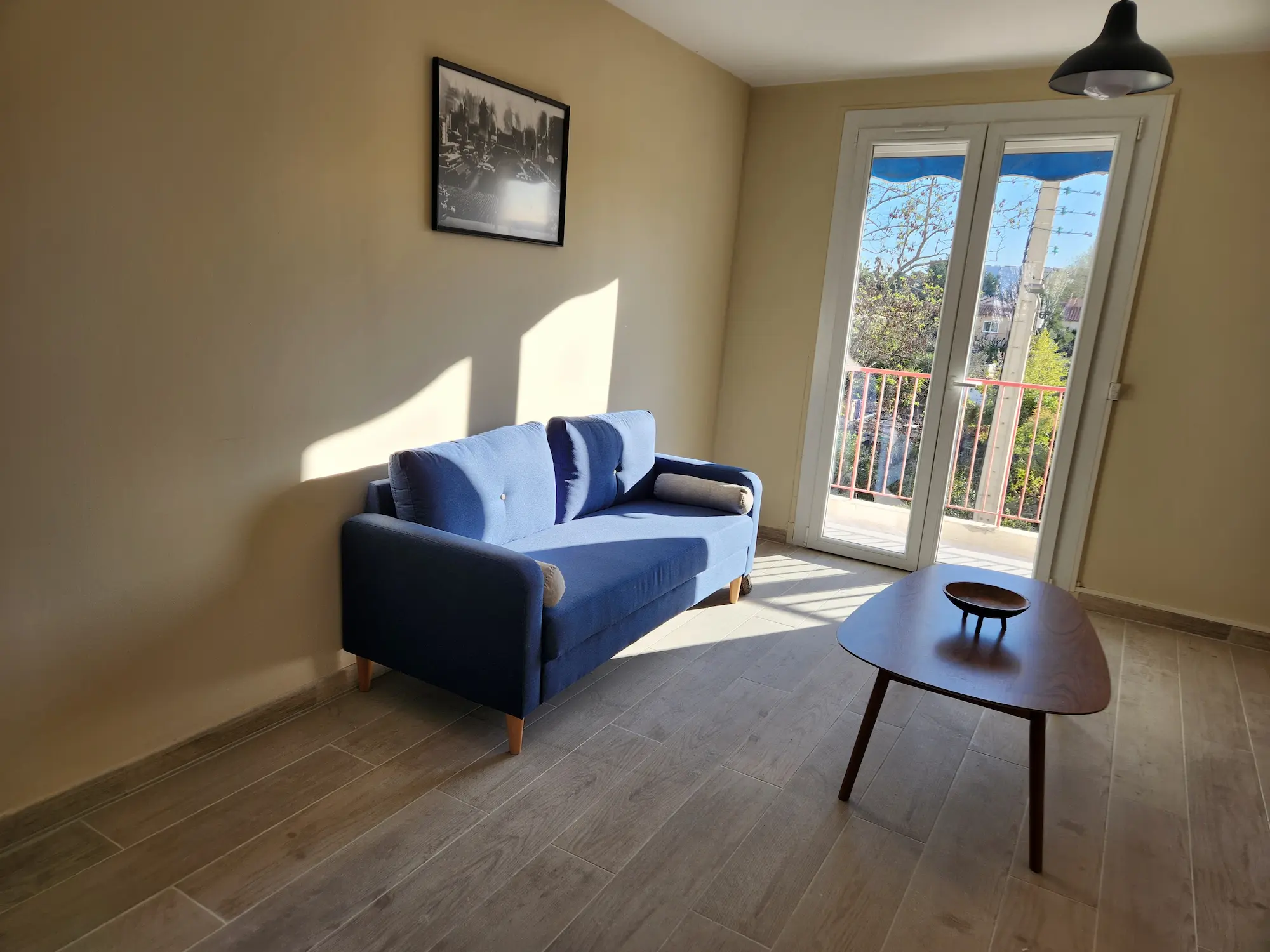 Rénovation intérieure Montpellier – salon après travaux carrelage imitation bois