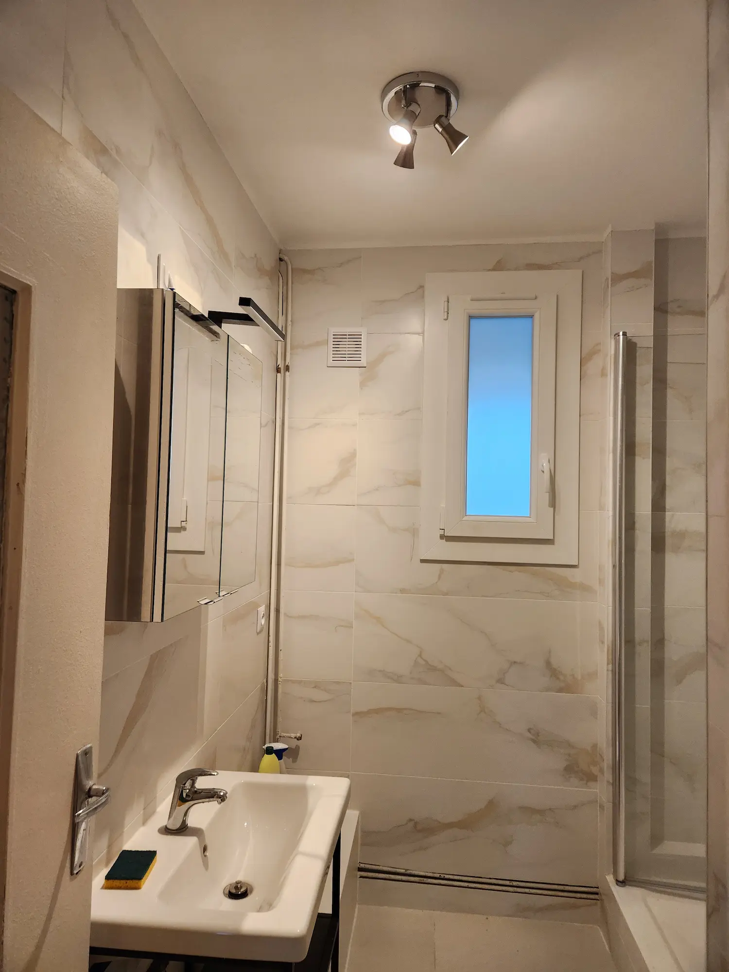Rénovation salle de bain Montpellier – carrelage marbre blanc vasque douche