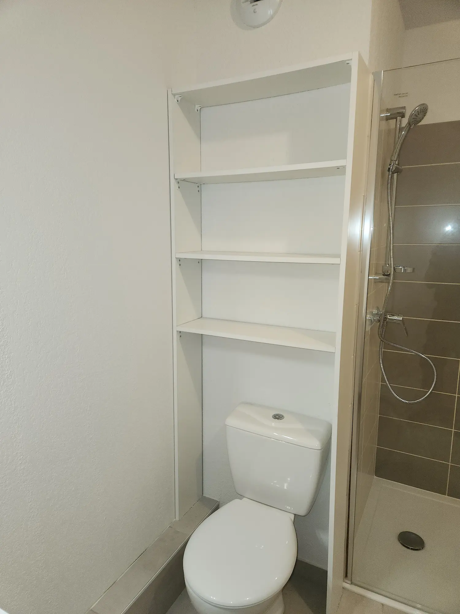 Rénovation salle de bain Montpellier – douche carrelage taupe et rangements intégrés