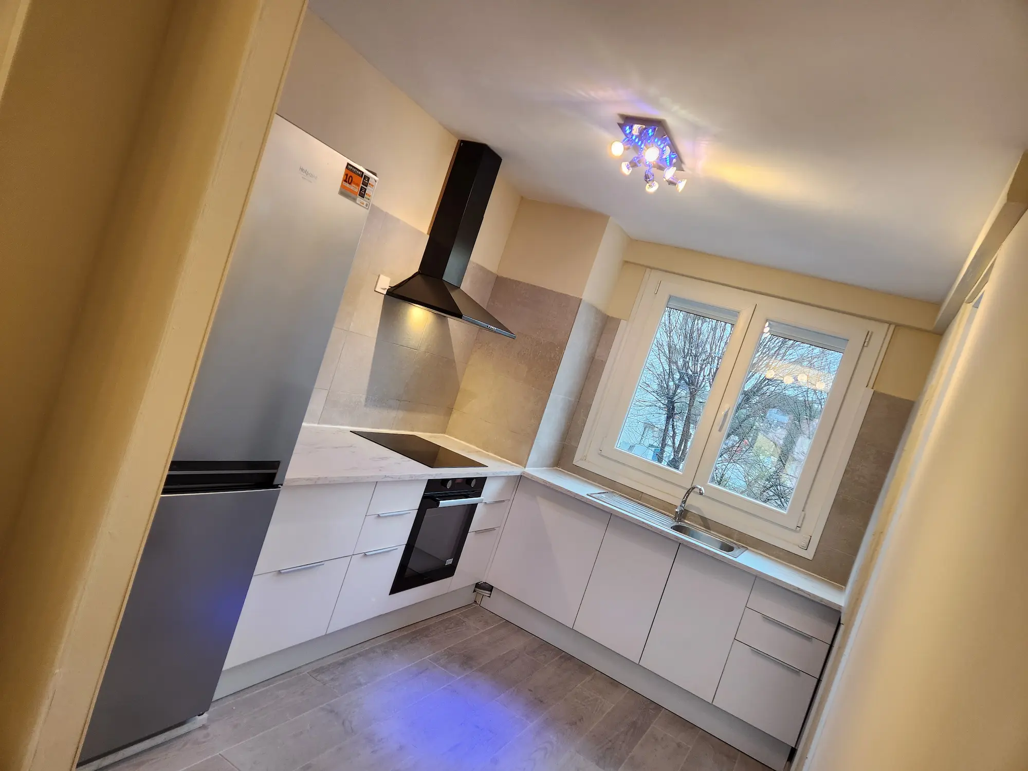 Cuisiniste Montpellier – cuisine blanche en L four hotte plan marbre