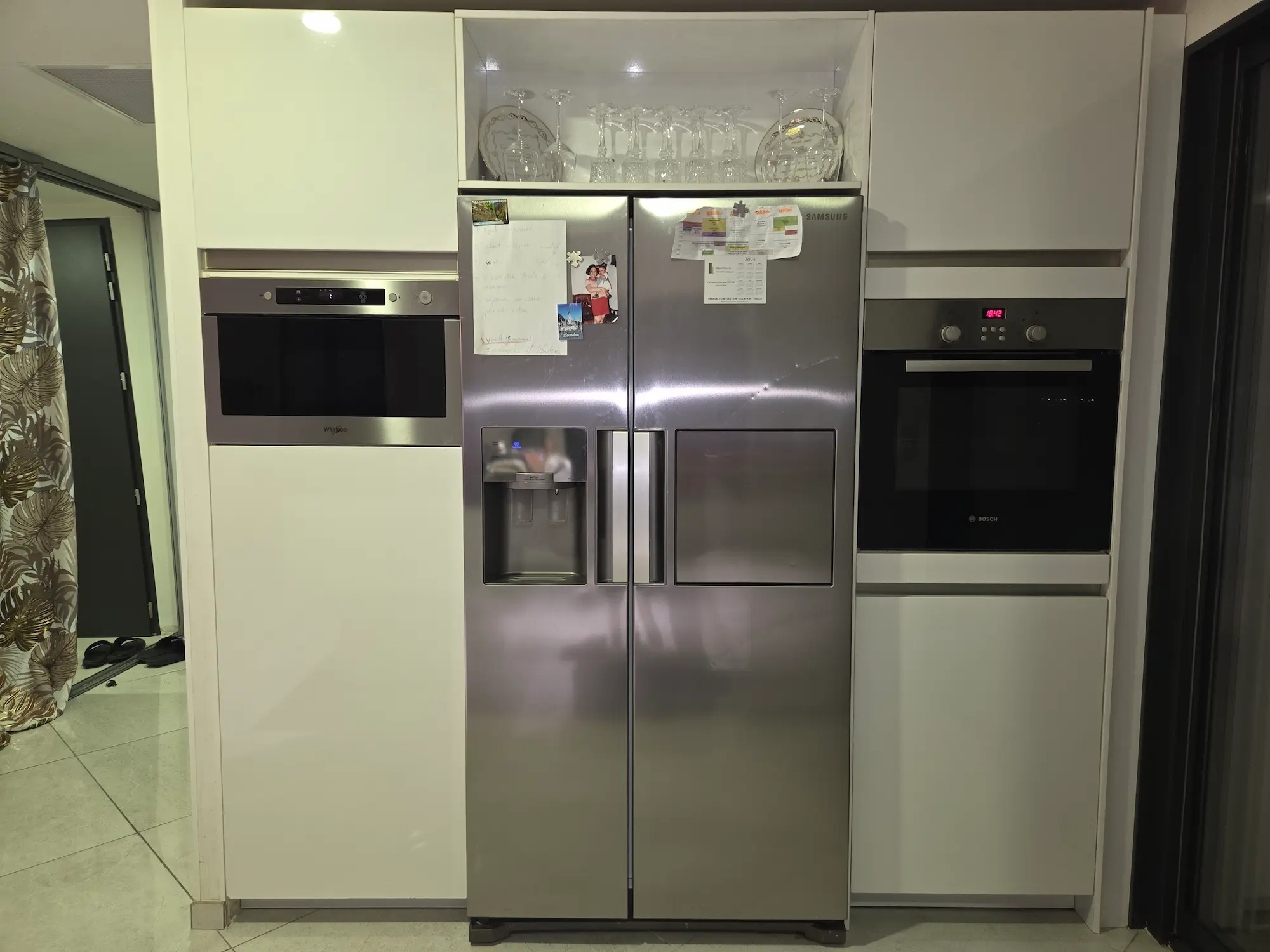 Cuisiniste Montpellier – cuisine blanche frigo américain four encastré colonne