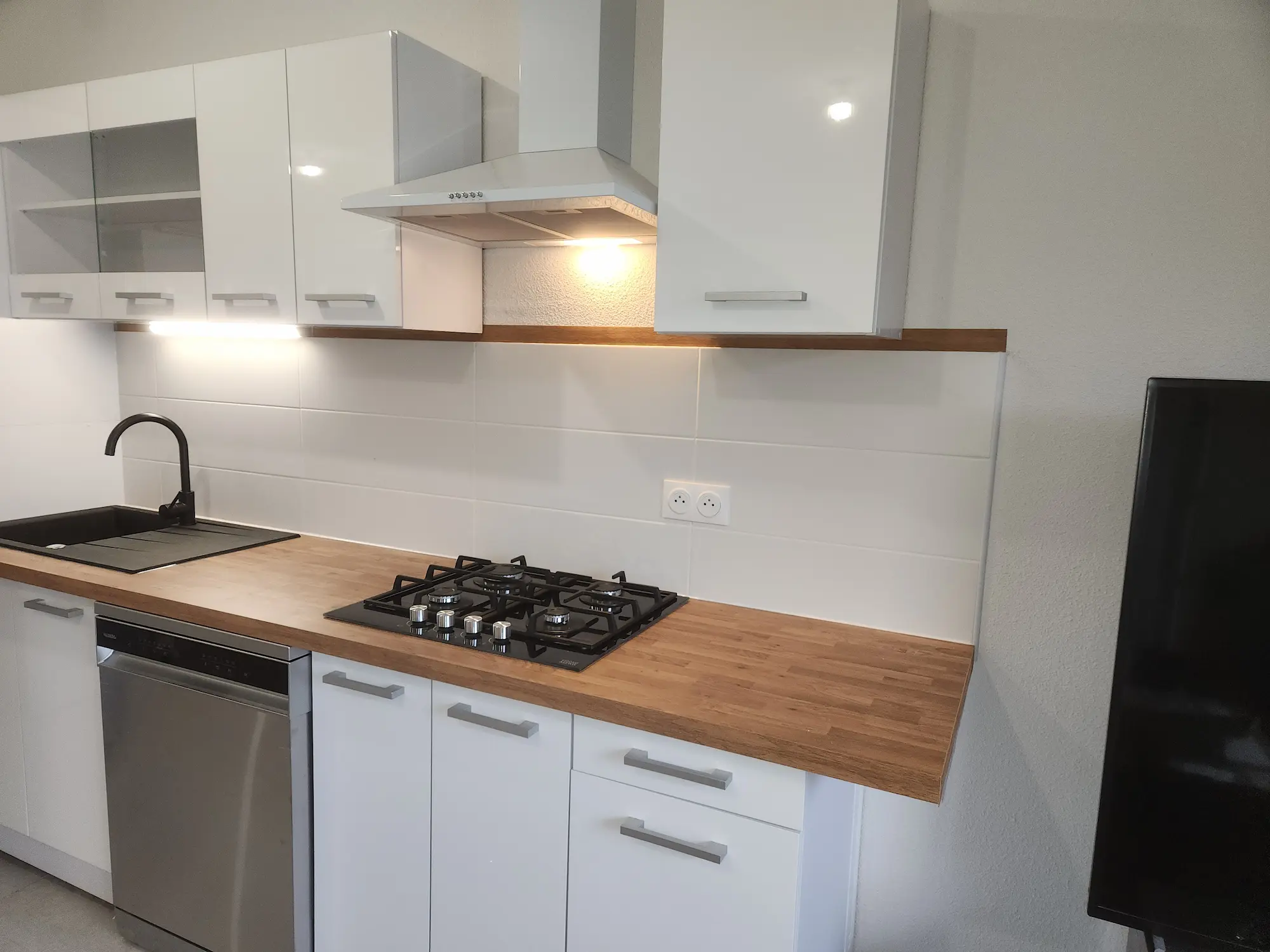 Cuisiniste Montpellier – cuisine blanche plan bois plaque gaz hotte