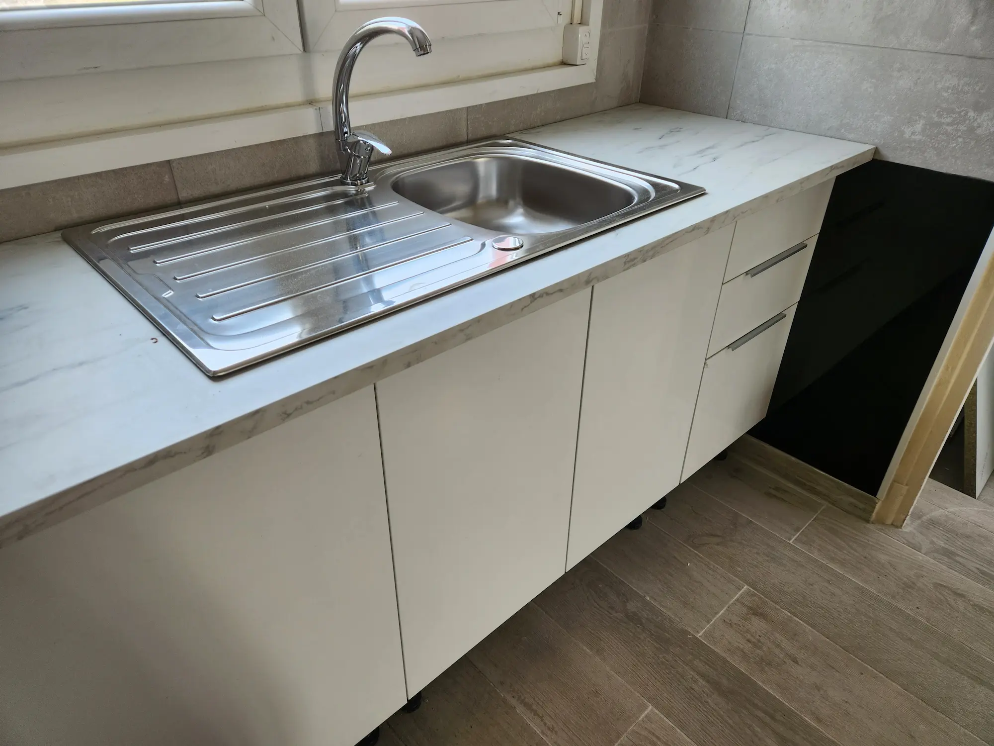 Cuisiniste Montpellier – évier inox plan de travail marbre blanc meubles blancs