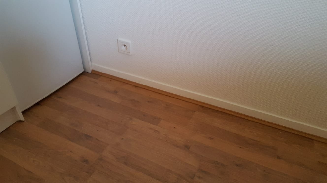 Techniques pose parquet Montpellier – finition angle plinthe artisan ABYL34