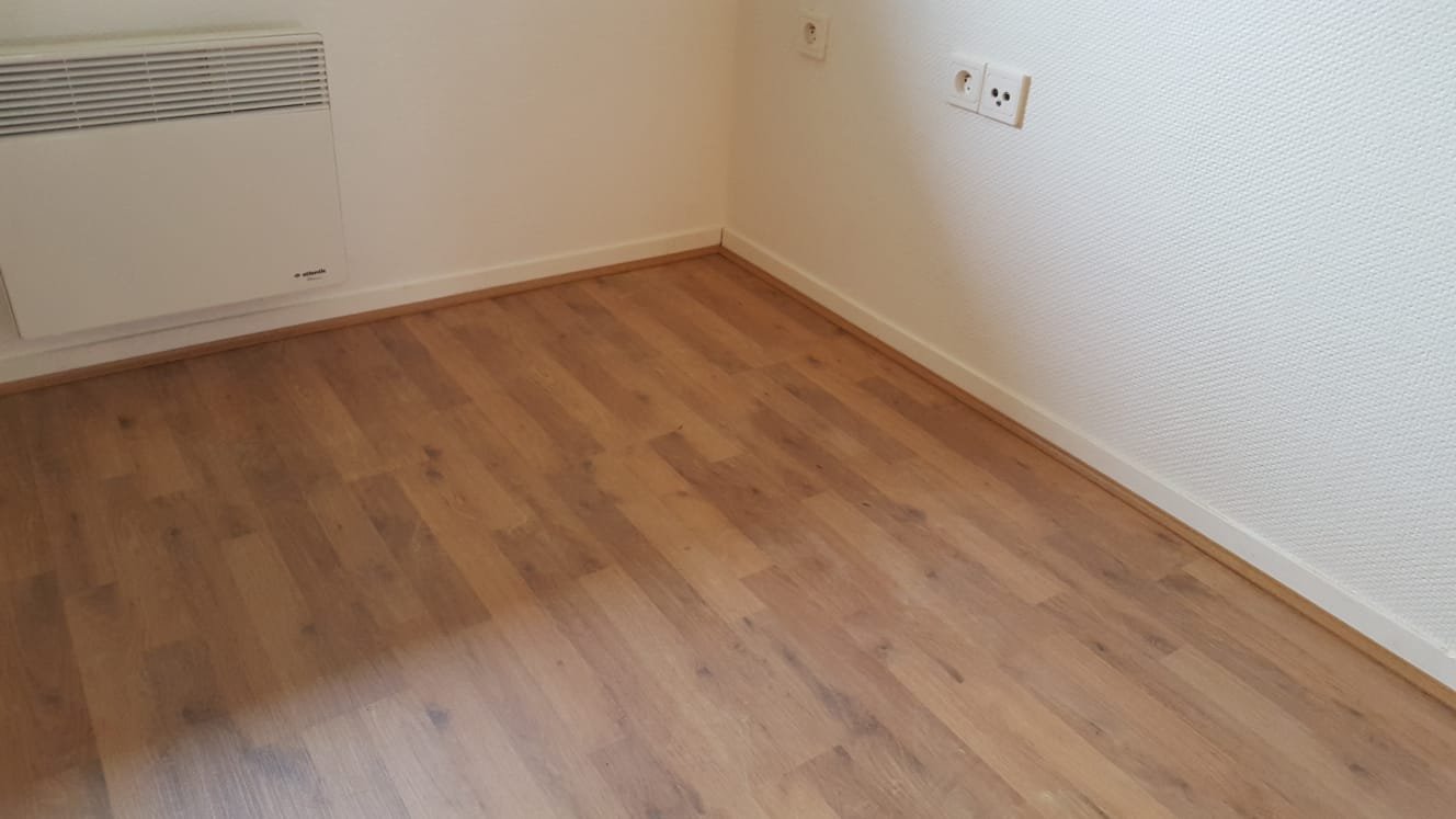 Pose parquet stratifié Montpellier – plinthe radiateur finitions soignées ABYL34