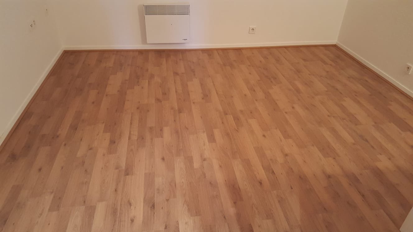 Pose parquet stratifié Montpellier – vue d'ensemble salon ABYL34