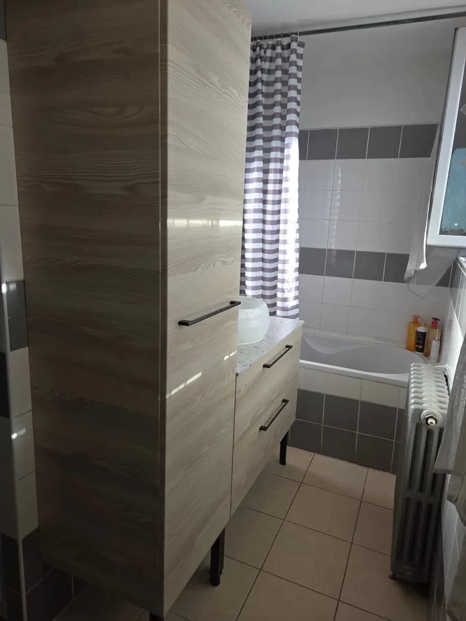 Rénovation salle de bain Montpellier – meuble vasque colonne bois clair baignoire carrelage gris artisan ABYL34