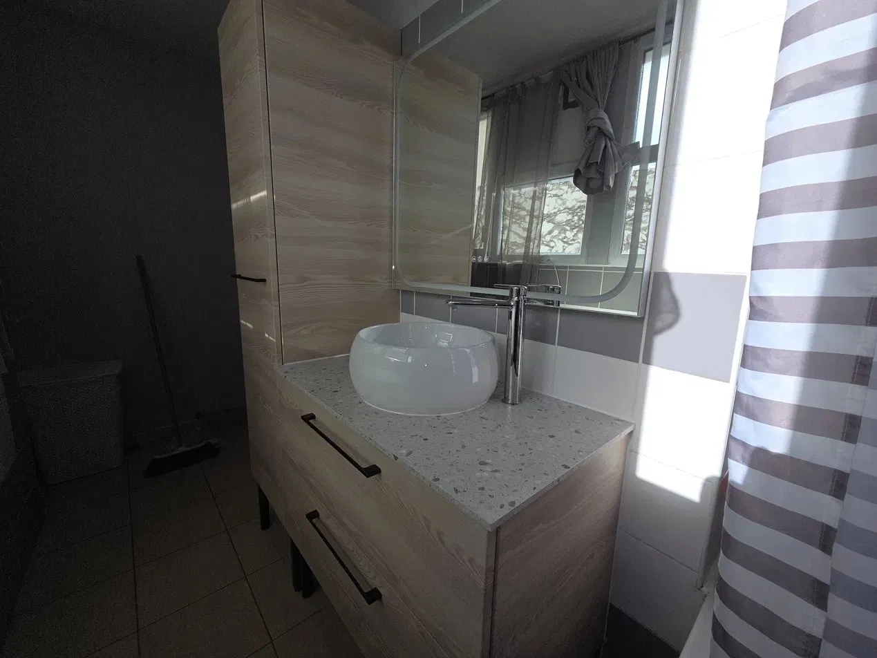 Meuble vasque suspendu bois clair plan terrazzo robinet chromé – rénovation salle de bain Montpellier ABYL34