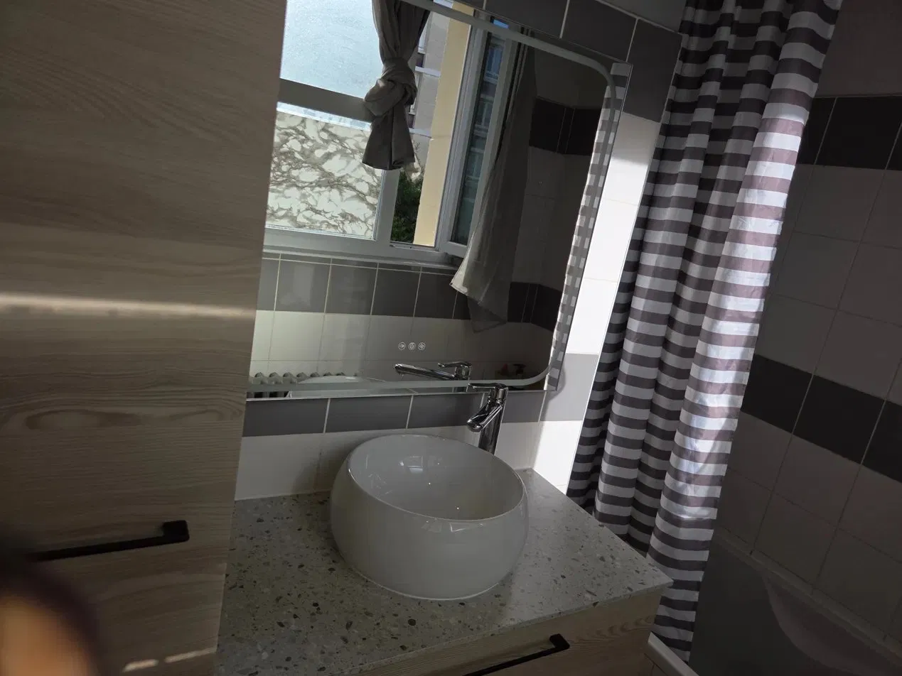 Rénovation salle de bain Montpellier – vasque à poser ronde plan terrazzo miroir rétroéclairé artisan ABYL34